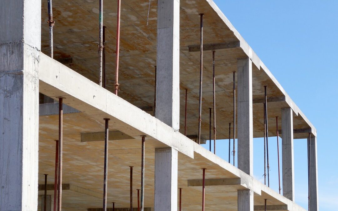 Co warto wiedzieć o konstrukcjach monolitycznych w budynkach?